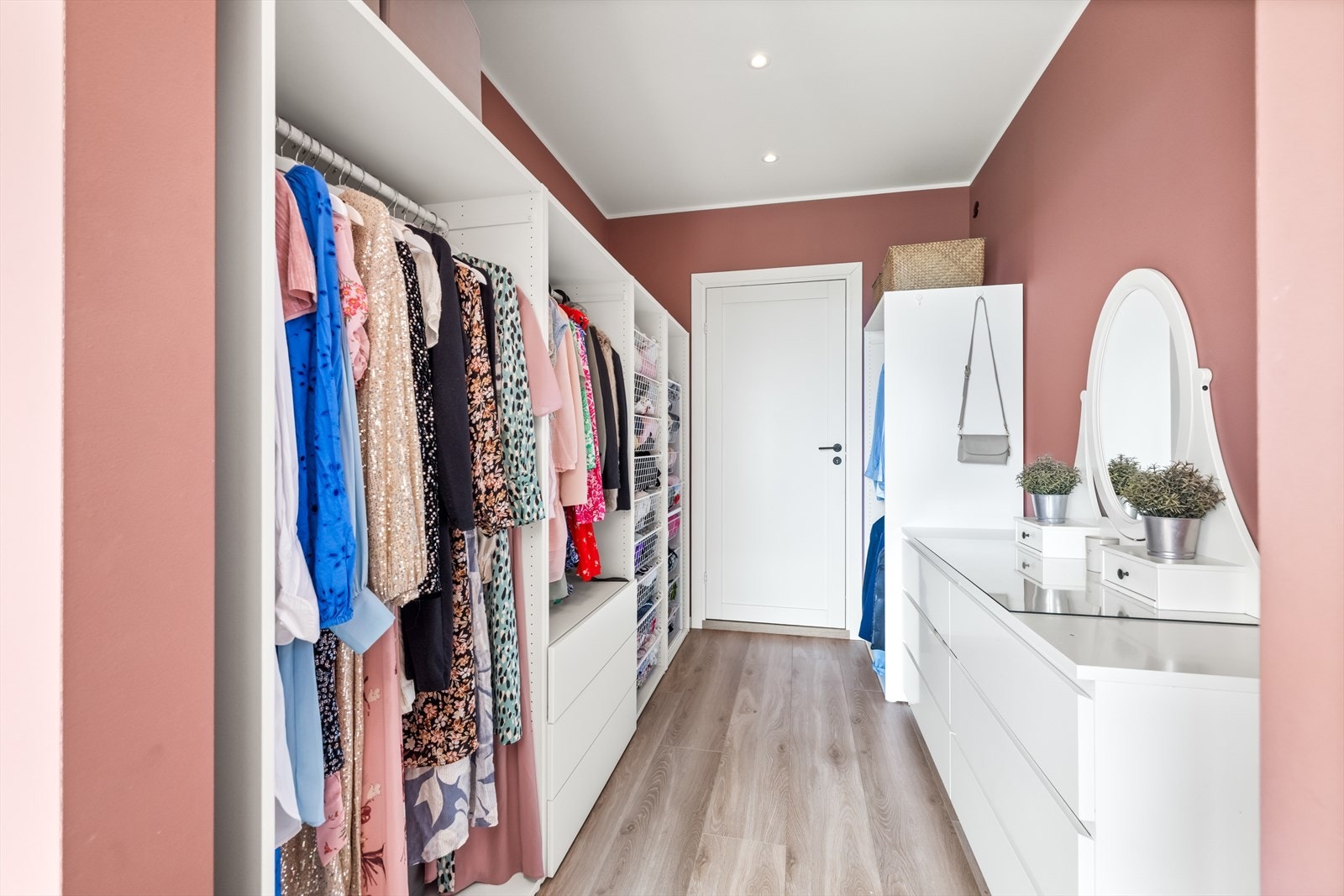 Dette soverommet har også eget walk-in closet for ekstra hverdagsluksus. Galleribilde