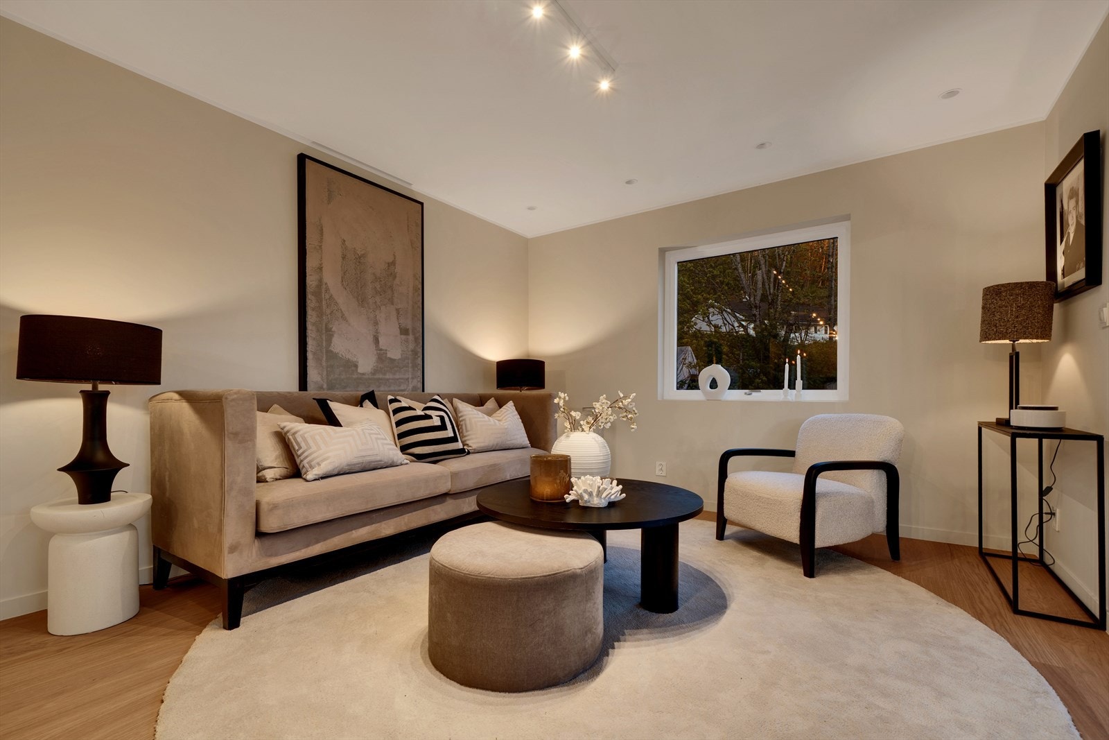 Stue med downlights og skinner Galleribilde