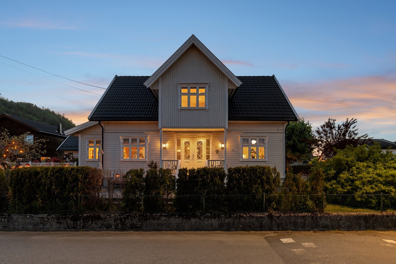 En innholdsrik familiebolig over tre plan, beliggende i et etablert og barnevennlig nabolag på Moseidmoen. Galleribilde