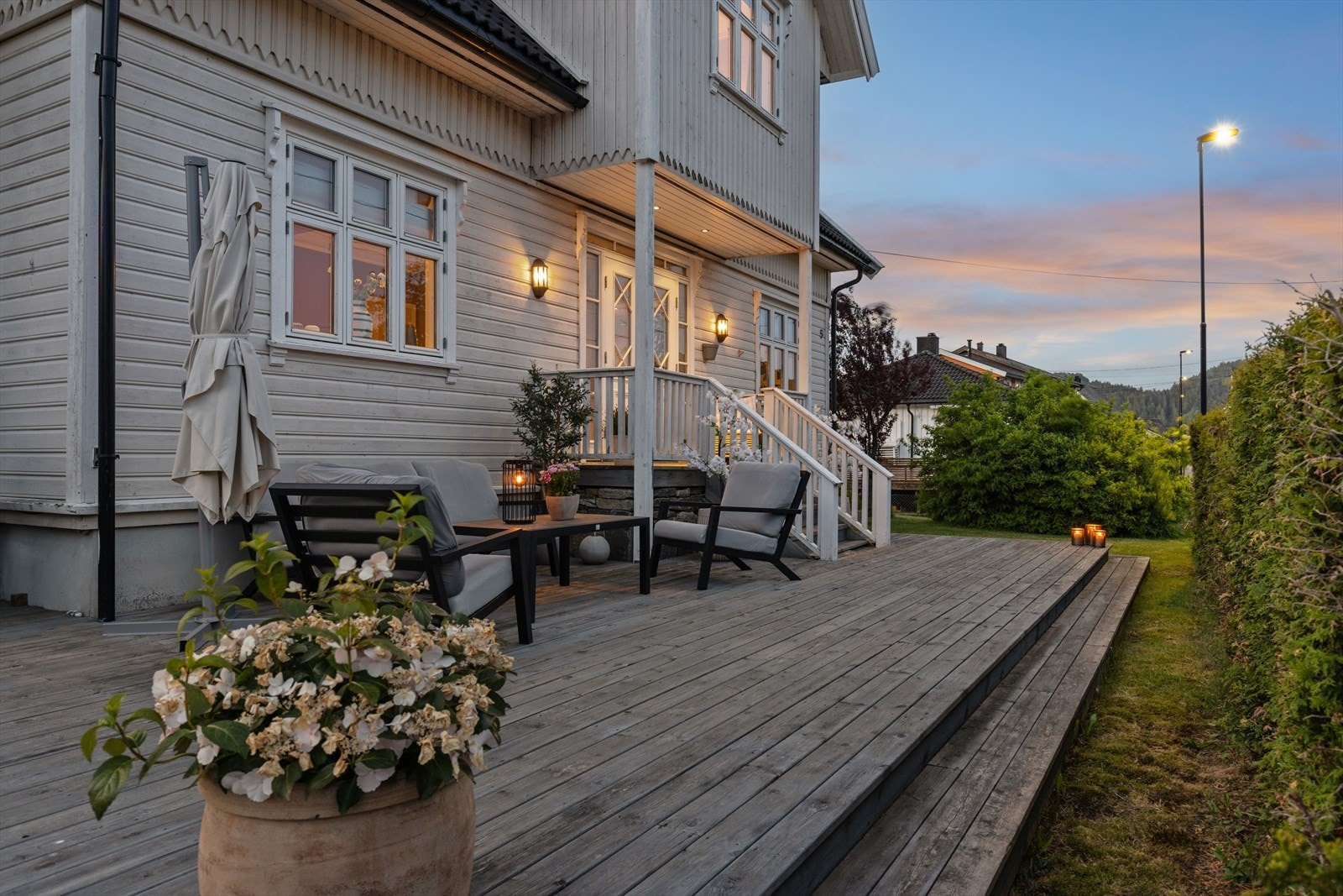 Den store treterrassen og hagen gir rikelig med plass for sosiale sammenkomster. Galleribilde