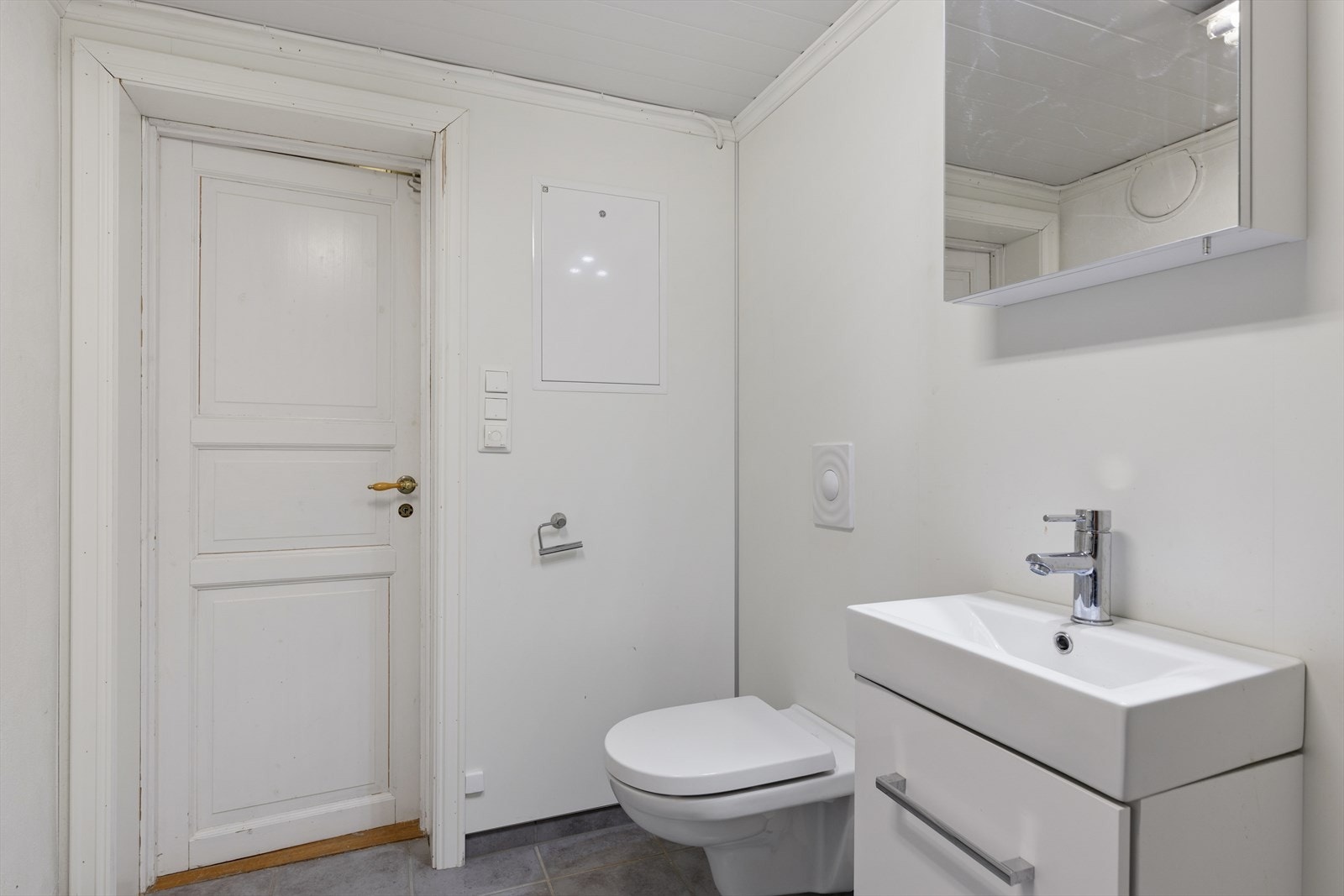 Sanitærutstyr og innredning er på plass. Vaskerommet mangler styrt tilluftsventilasjon, og mekanisk avtrekk bør etableres. Galleribilde