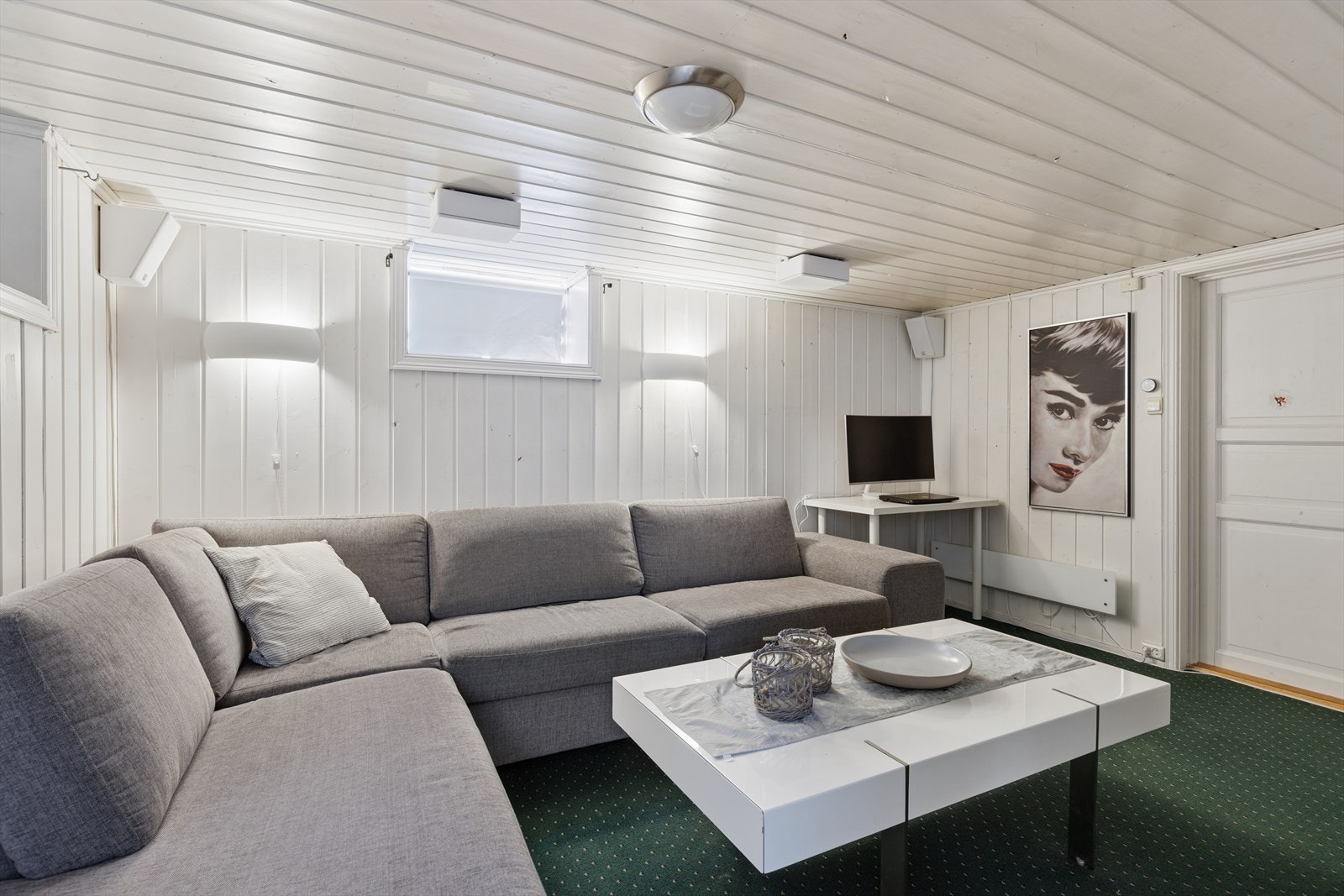 Veggene er foret ut med panel. Galleribilde