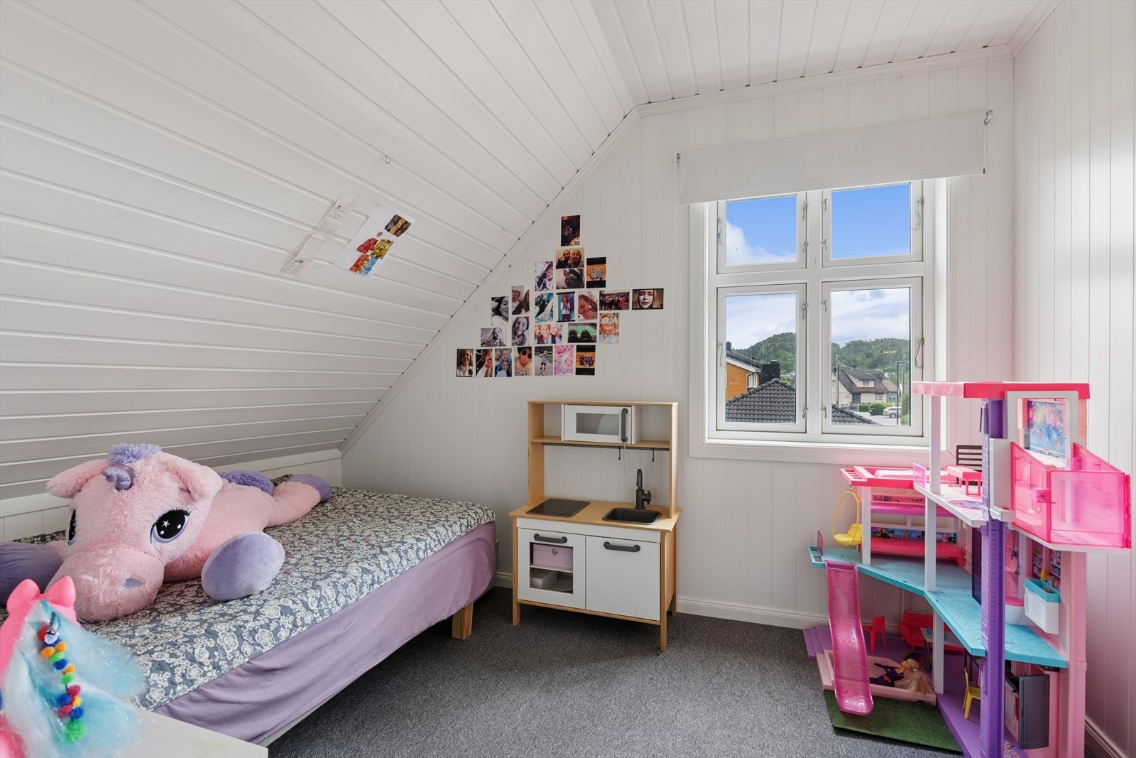 Skråtaket gir rommene en lun og koselig karakter. Galleribilde