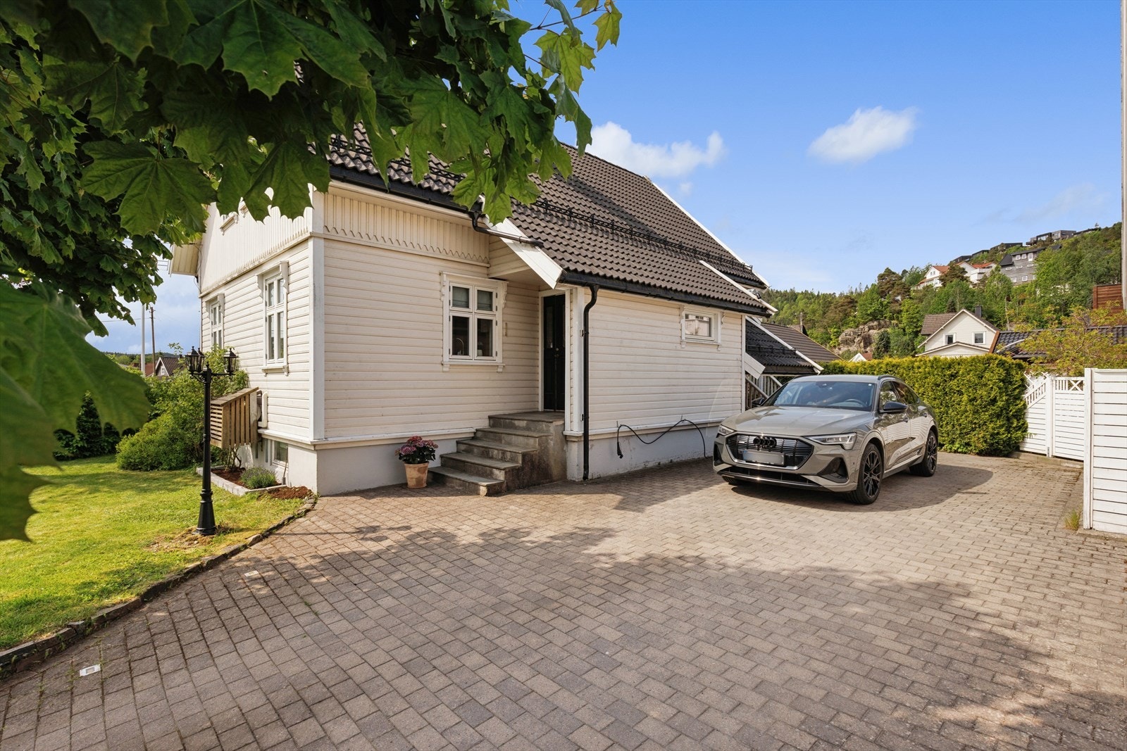 Gode parkeringsmuligheter på egen gårdsplass med el-billader. Galleribilde