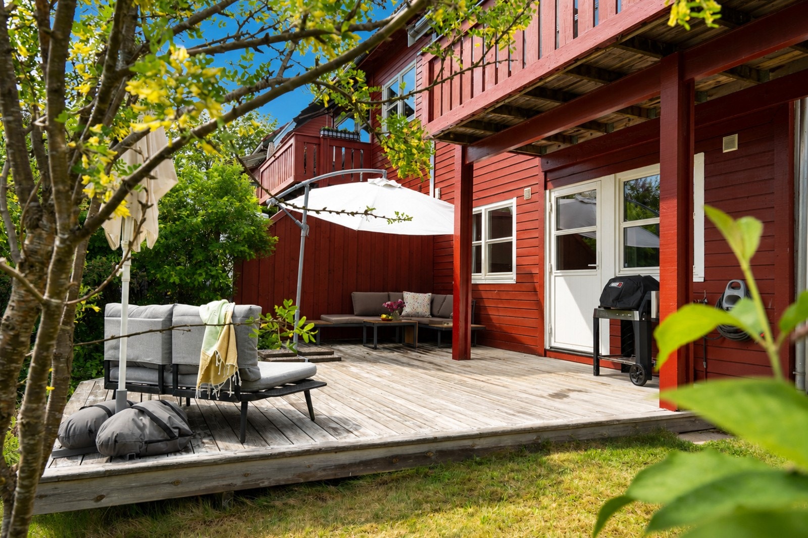 Stor, usjenert terrasse med direkte utgang fra underetasjen som har god plass til utemøbler. Galleribilde