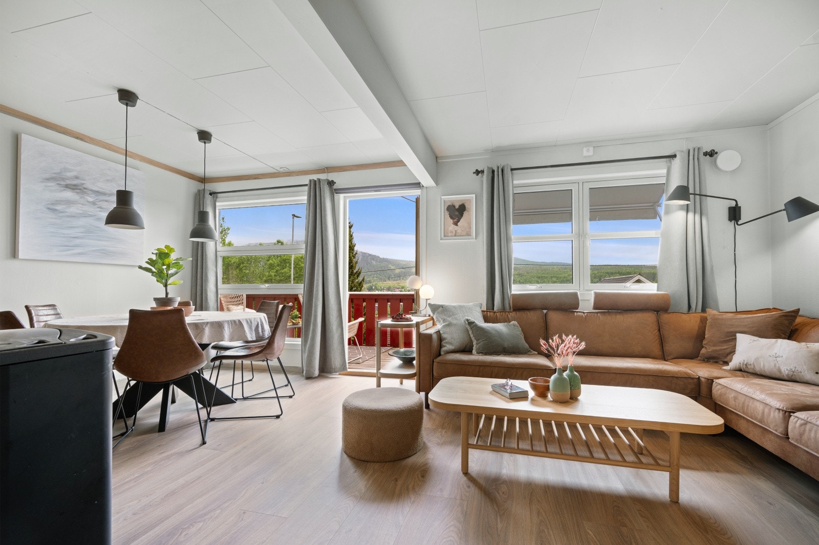 Den åpne planløsningen skaper en god romfølelse og flyt mellom sonene. Galleribilde