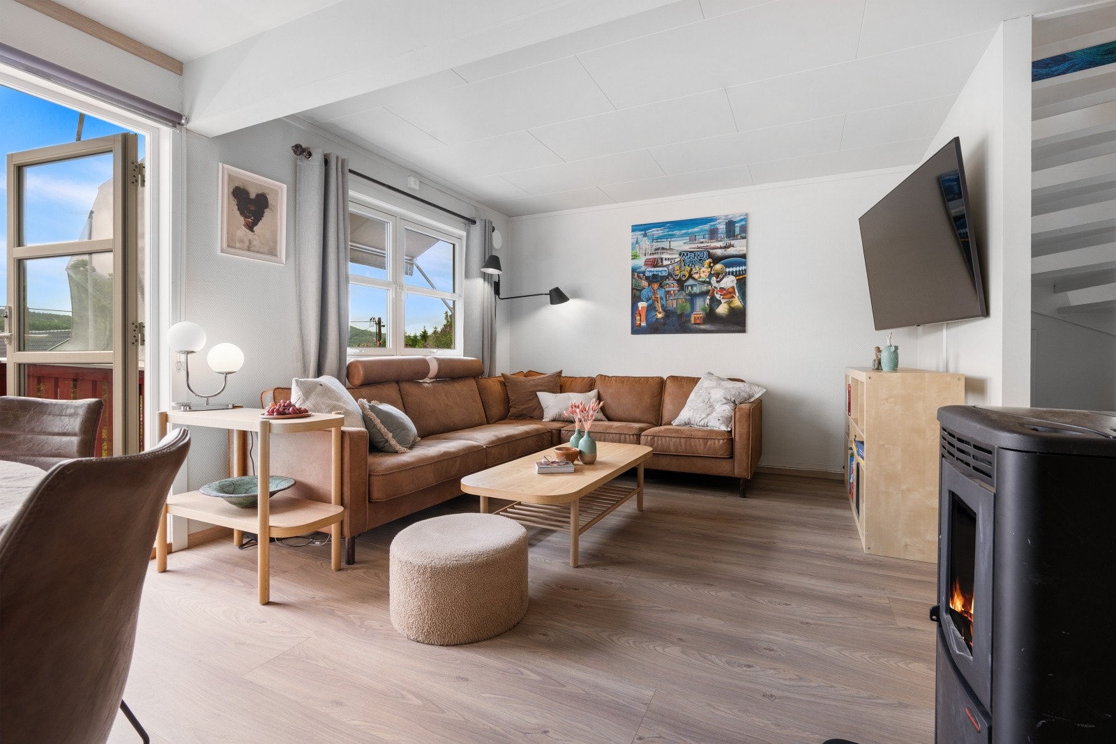 Store vindusflater gir godt med naturlig lys til oppholdsrommet. Galleribilde