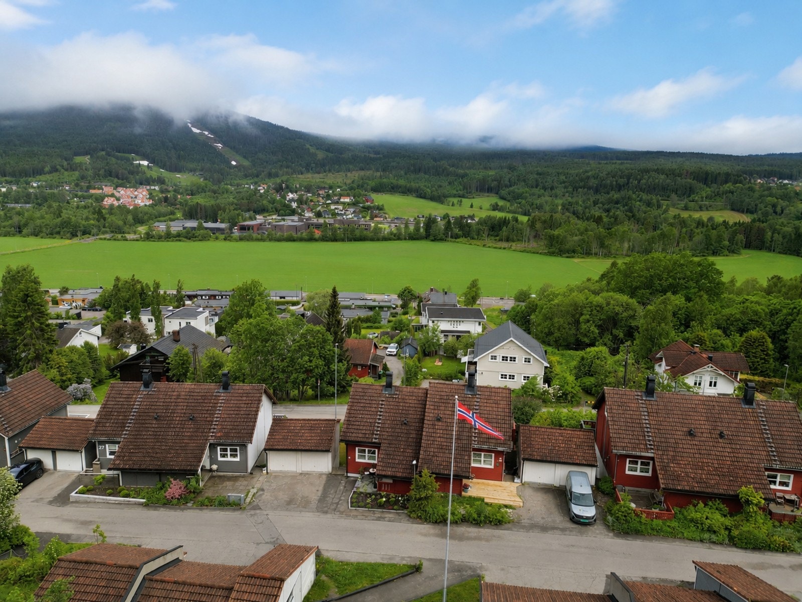 Eiendommen ligger i et etablert boligområde i Nittedal, med utsikt mot Varingskollen. Galleribilde