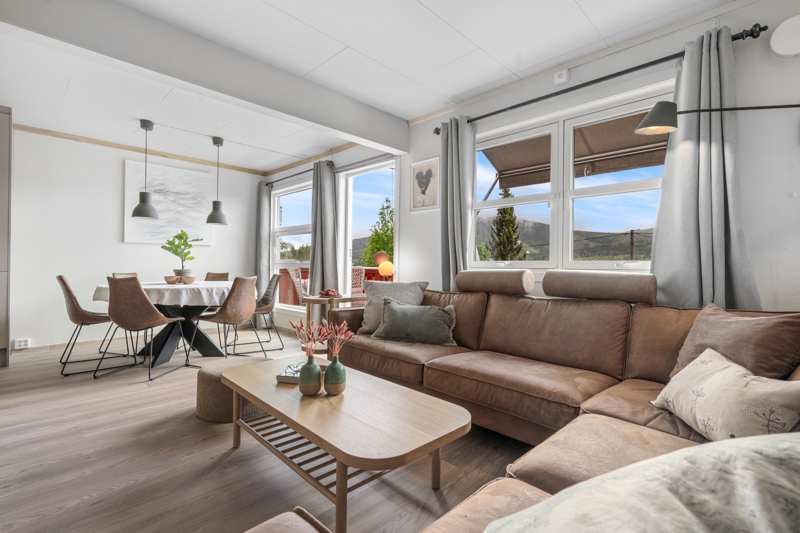 Stuen har en fin utforming med god møbleringsfrihet. Rommet sørger for plass til en stor sofagruppe, TV med tilhørende mediemøbel og en hyggelig spisegruppe. Galleribilde