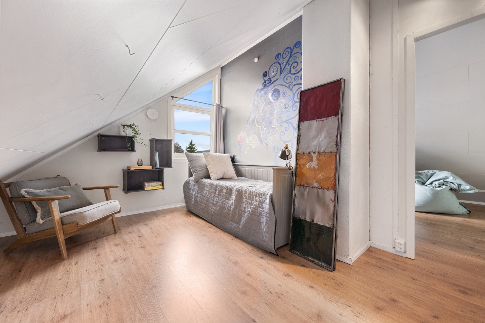 Loftsstuen i tredje etasje gir ekstra plass for lek eller avslapning. Rommet kan også benyttes som soverom. Galleribilde