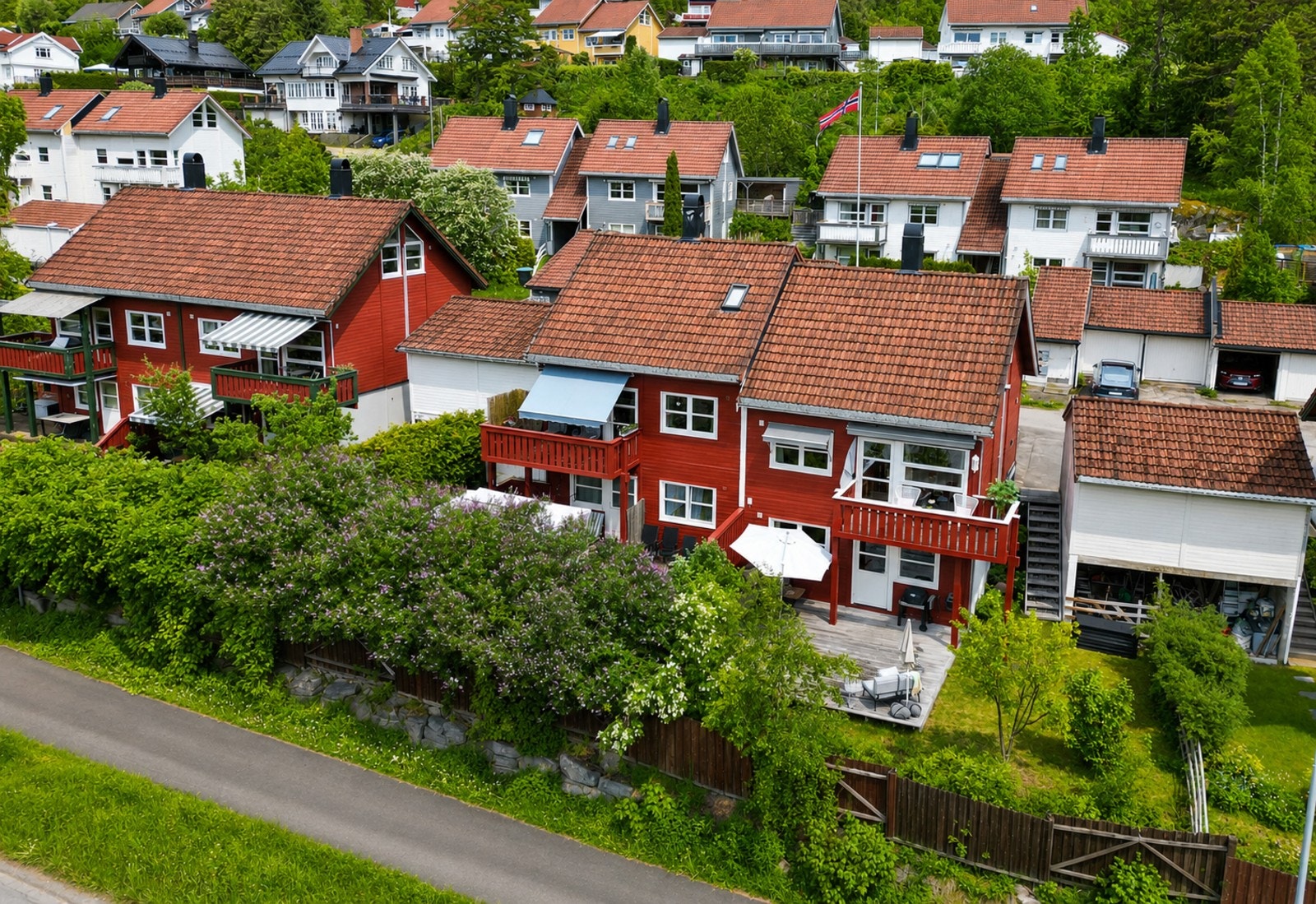 En innholdsrik to-mannsbolig over tre plan med flere uteplasser og egen garasje. Galleribilde