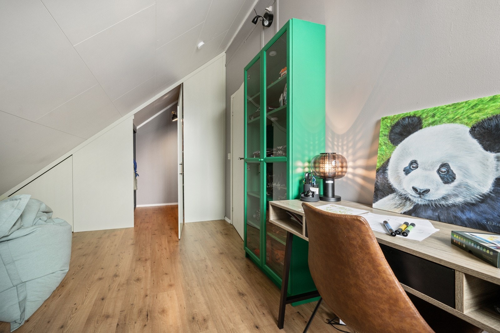 Rommet er praktisk designet med god lagringsplas og snekker tilpasset løsninger. Galleribilde