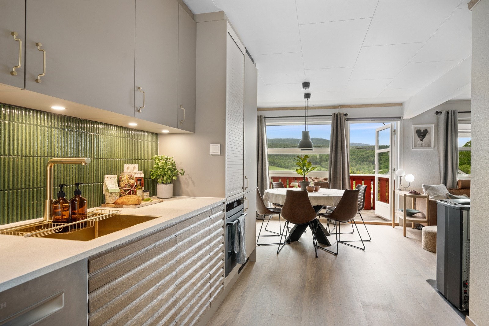 Fra kjøkkenet er det en åpen løsning inn mot stuen og spisestuen. Galleribilde