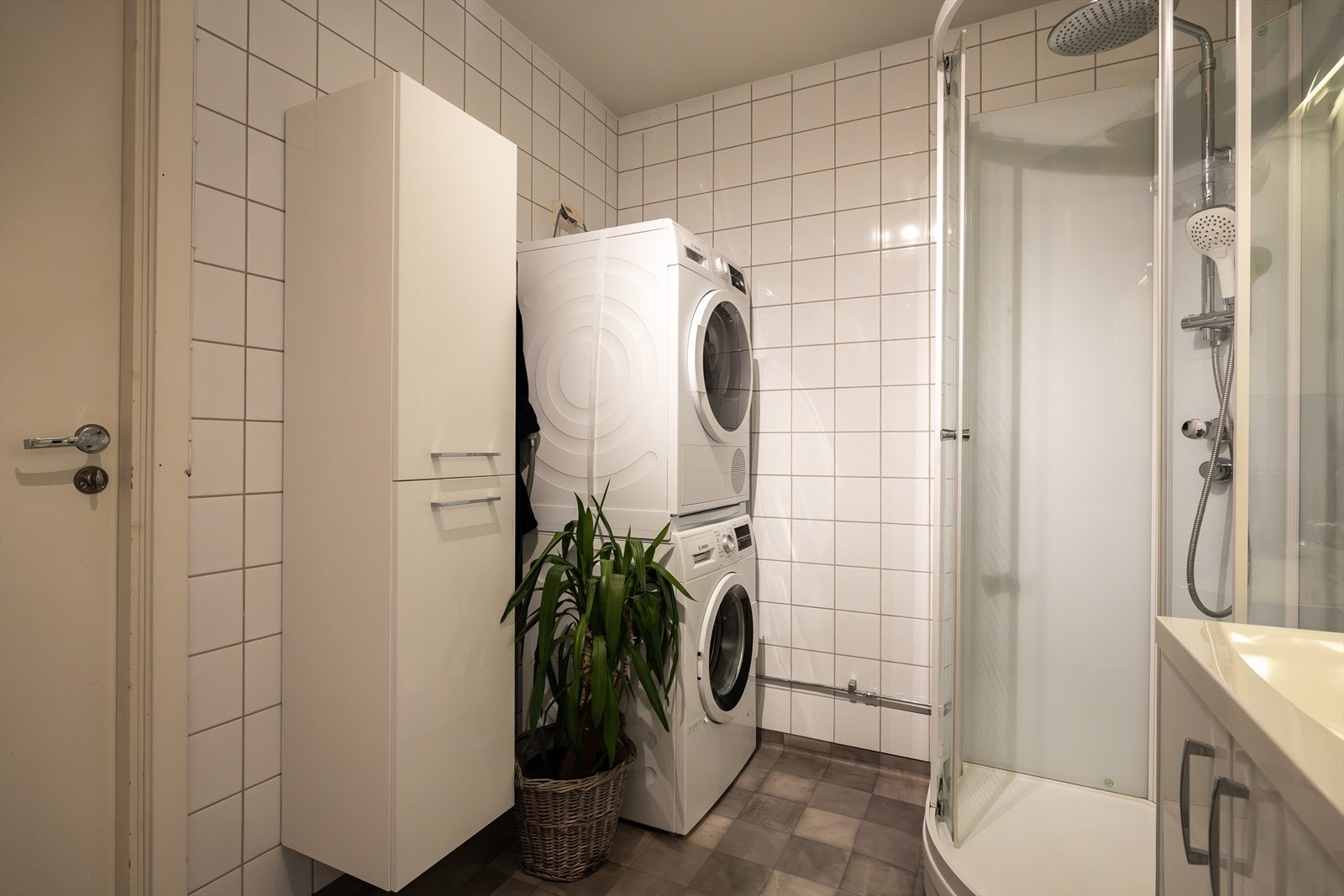 Praktisk opplegg for vaskemaskin på badet Galleribilde