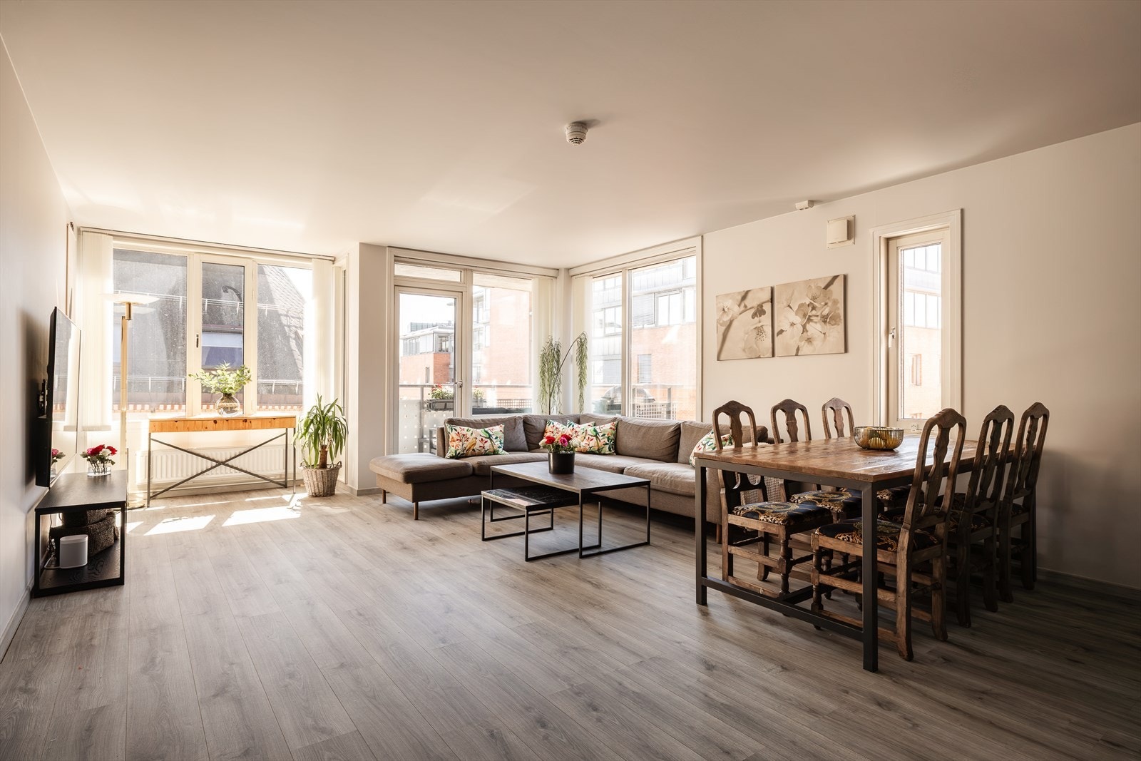 Romslig stue med store vindusflater som slipper inn rikelig med dagslys Galleribilde