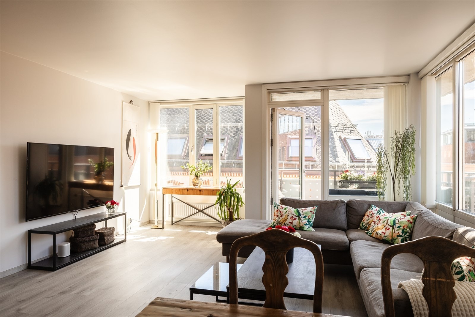 Store vindusflater gir flott lysinnslipp Galleribilde