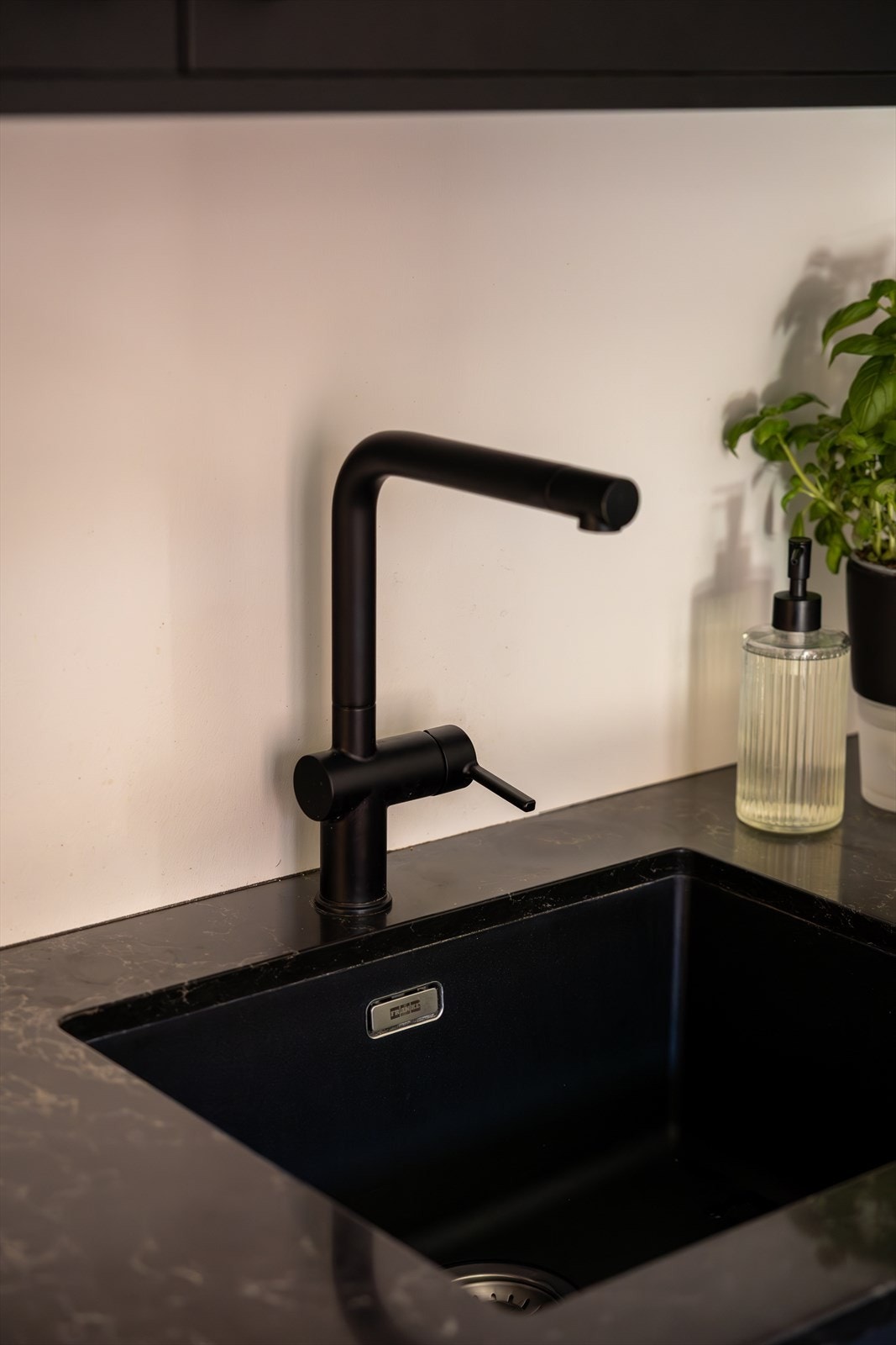Elegant benkeplate og underlimt vask Galleribilde