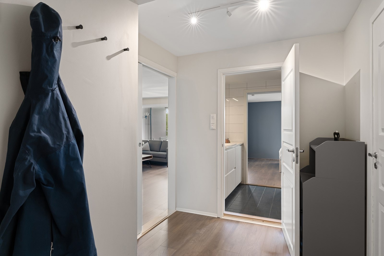 Gangen har laminatgulv og malte overflater. Galleribilde