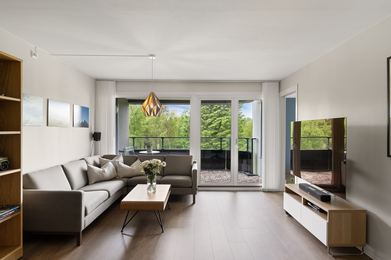 Stuen har store vindusflater som gir godt med lysinnslipp. Galleribilde