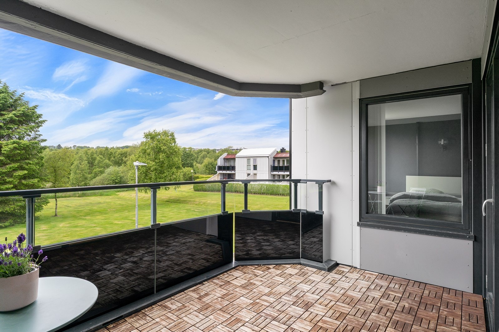 Balkongen er bygget i betong med et rekkverk i stål og glass. Galleribilde