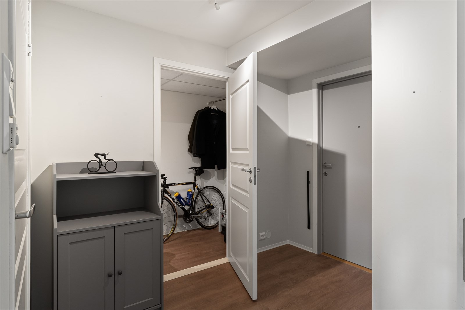 Gangen gir tilgang til en innvendig bod. I tillegg medfølger en ekstern bod ved inngangsdøren og en sportsbod på ca. 4 m² i kjeller. Galleribilde
