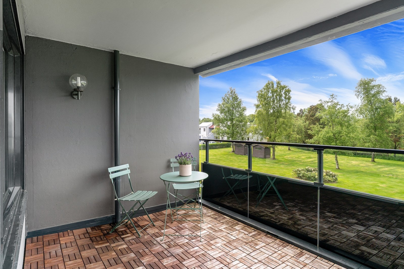 Fra stuen er det utgang til en romslig balkong. Galleribilde
