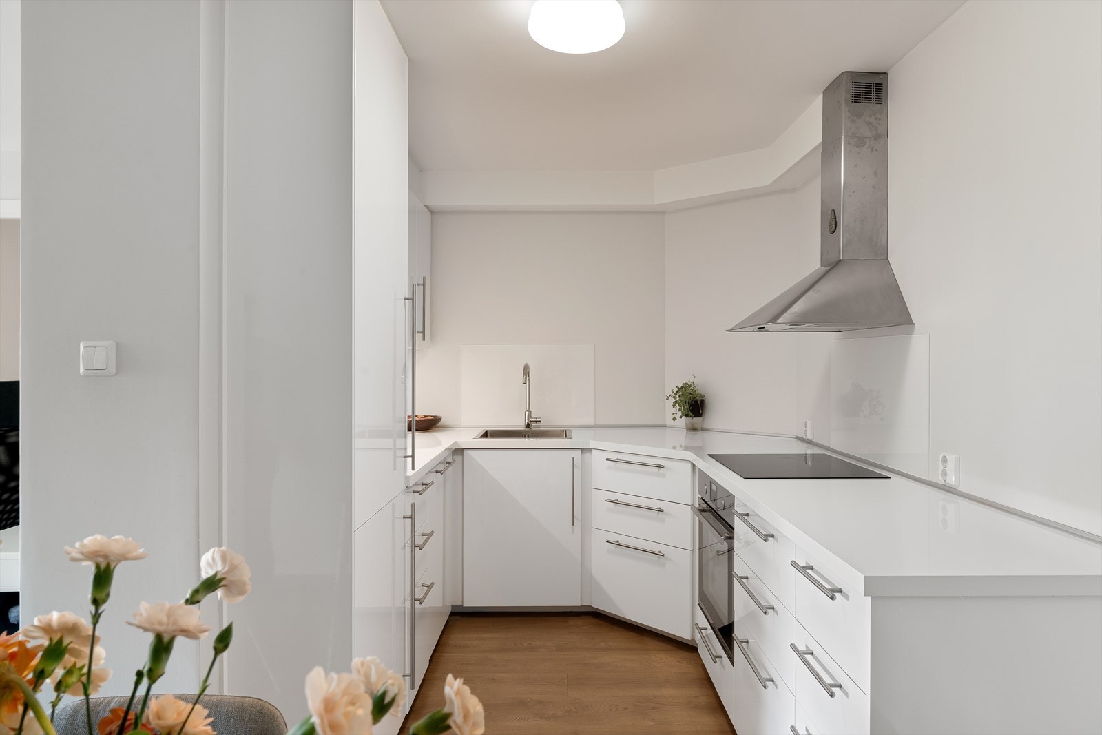 Leiligheten har en åpen stue- og kjøkkenløsning. Kjøkkeninnredningen fra 2016 har glatte fronter og laminatbenkeplate. Galleribilde