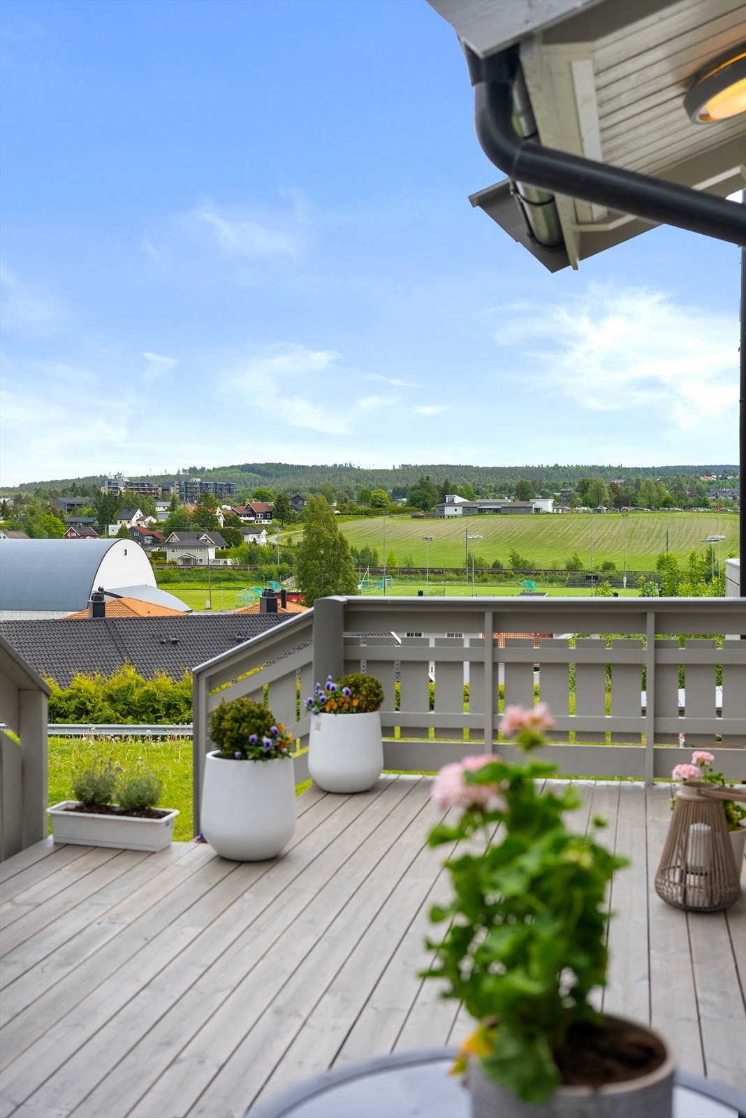 Terrassen har god plass til utemøbler og beplantning. Galleribilde