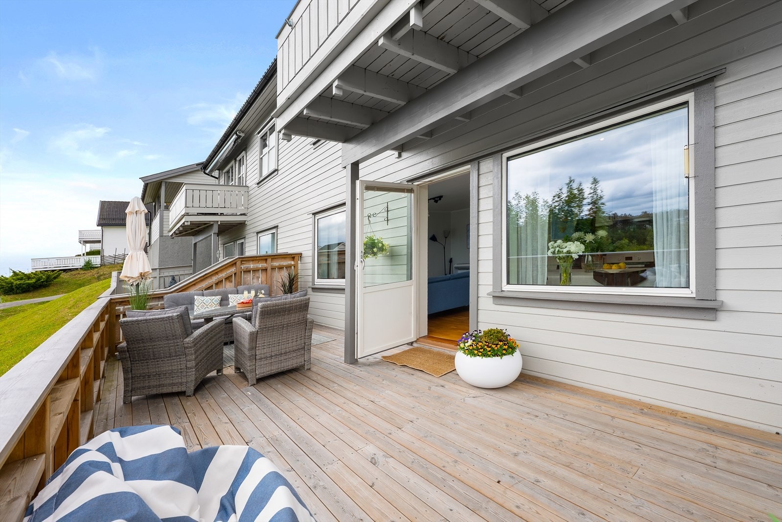 Fra stuen er det direkte utgang til en romslig terrasse på hele 23,4 m². Galleribilde