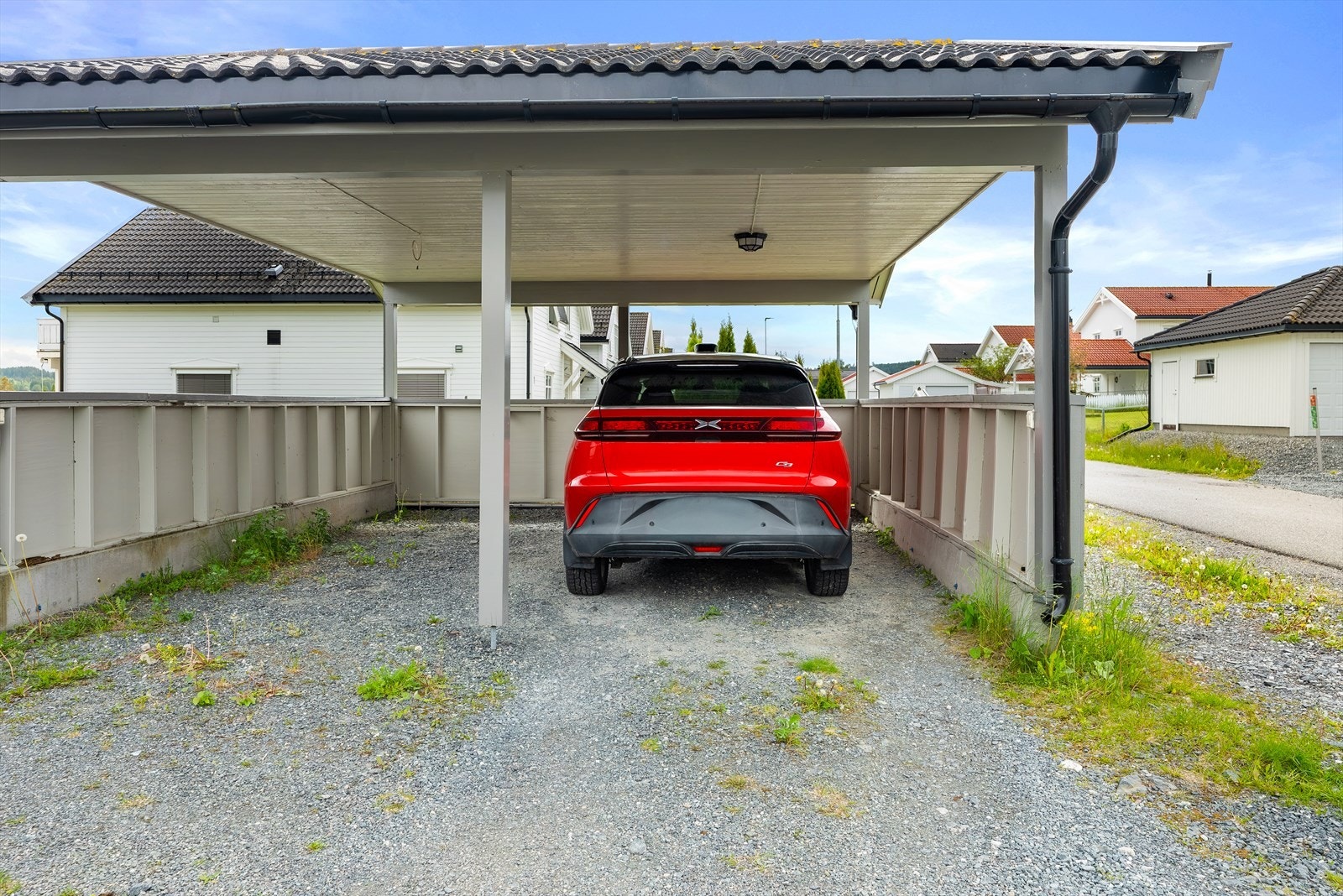 Det medfølger en fast parkeringsplass i felles carportrekke. Galleribilde