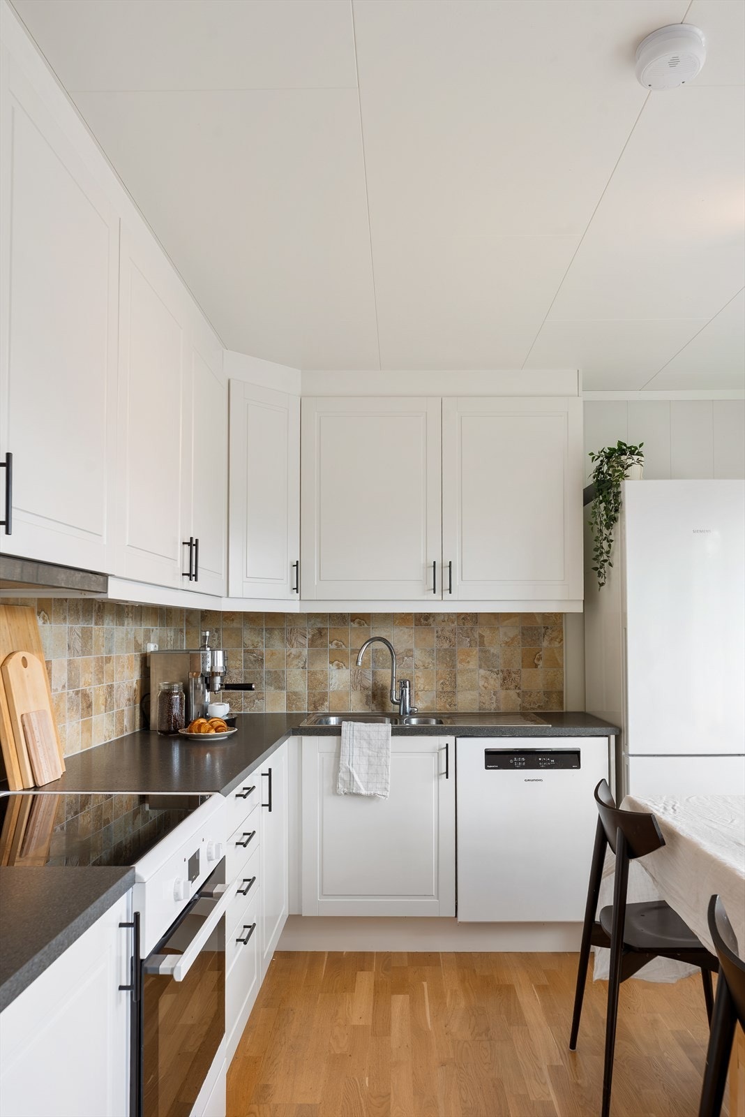 Kjøkkenet har avtrekk koblet til boligens balanserte ventilasjonsanlegg. Galleribilde