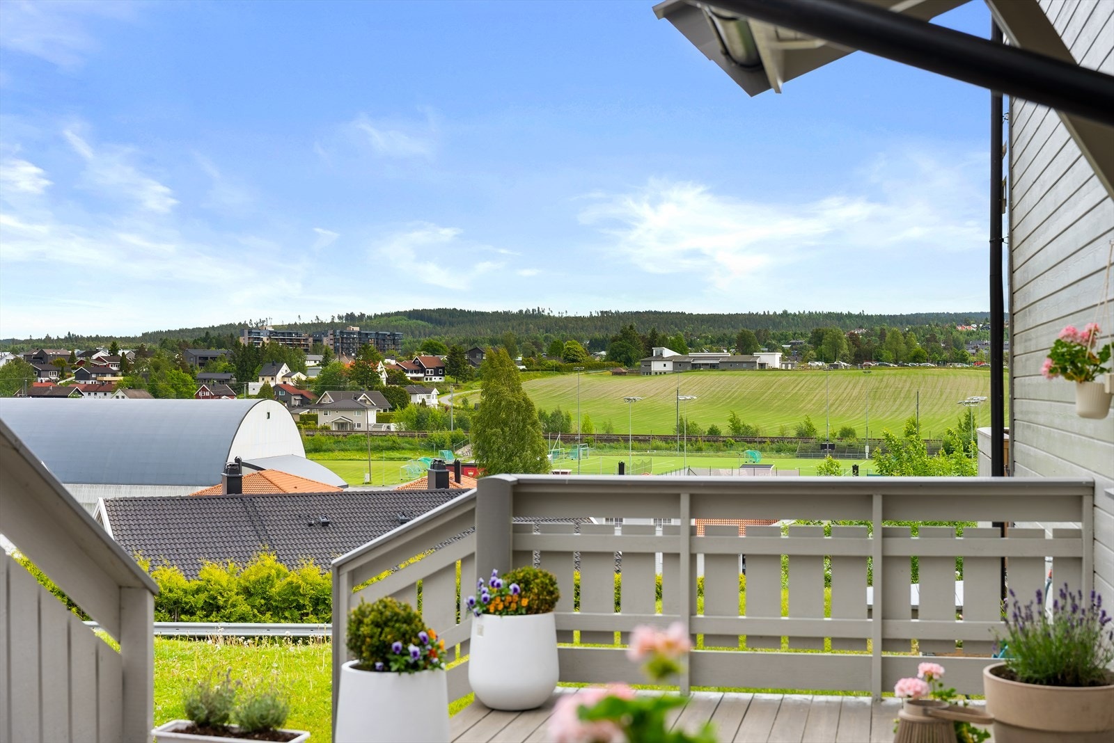 Utsikt over nærområdet og grønne, åpne arealer. Galleribilde