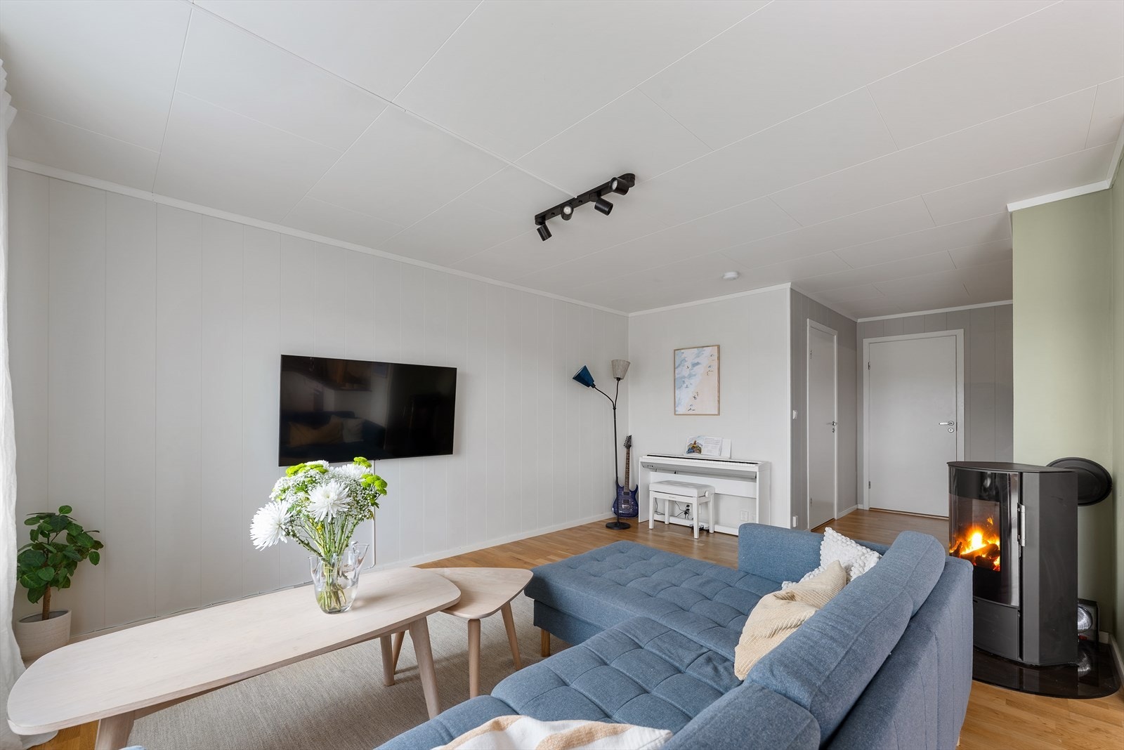 Vegger med smart-panel og malte flater gir et lyst og helhetlig preg. Galleribilde