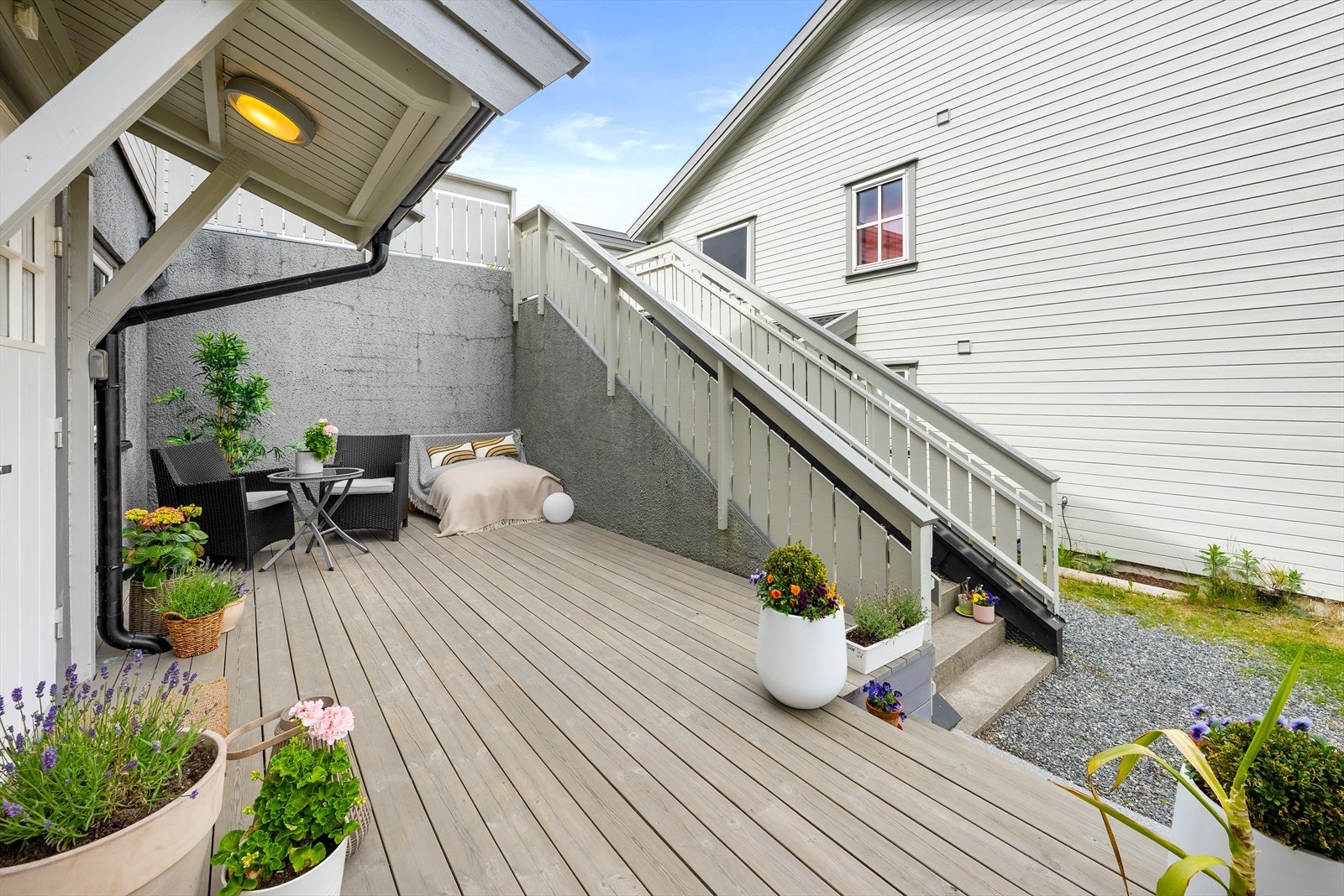 Ved inngangspartiet er det en skjermet og innbydende terrasse på ca. 21 m². Galleribilde