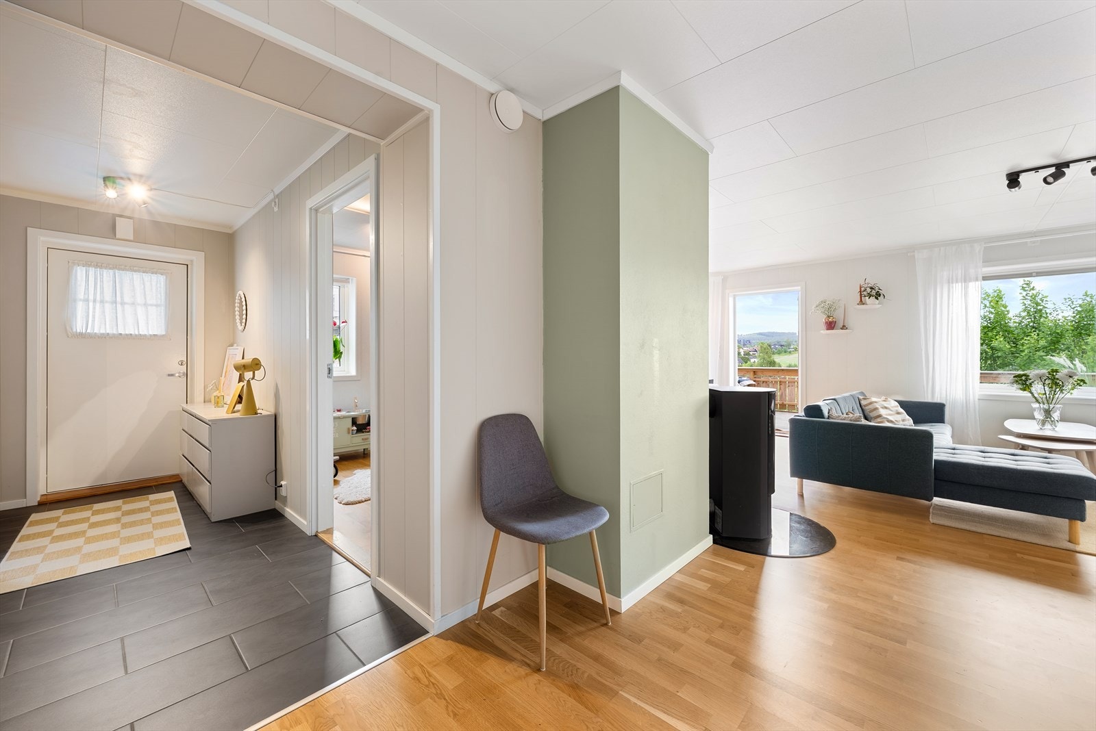 Fra gangen er det en naturlig og åpen flyt inn mot stue og kjøkken. Galleribilde