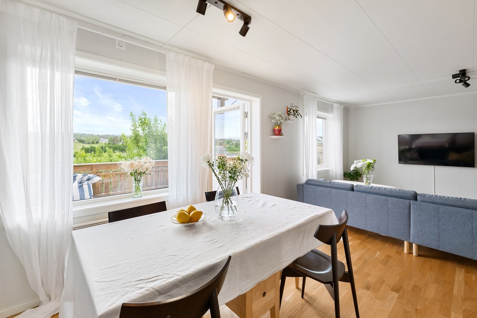 Store vindusflater slipper inn rikelig med dagslys til stuen og spiseplassen. Galleribilde