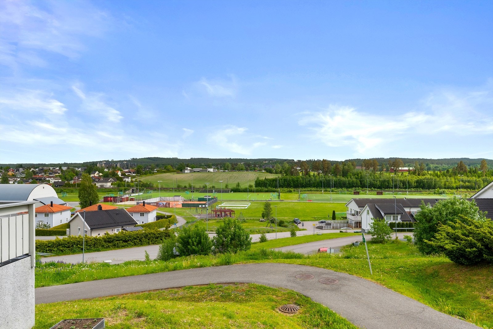 Fra eiendommen er det kun et par minutters gange til Sørumsand idrettspark. Galleribilde