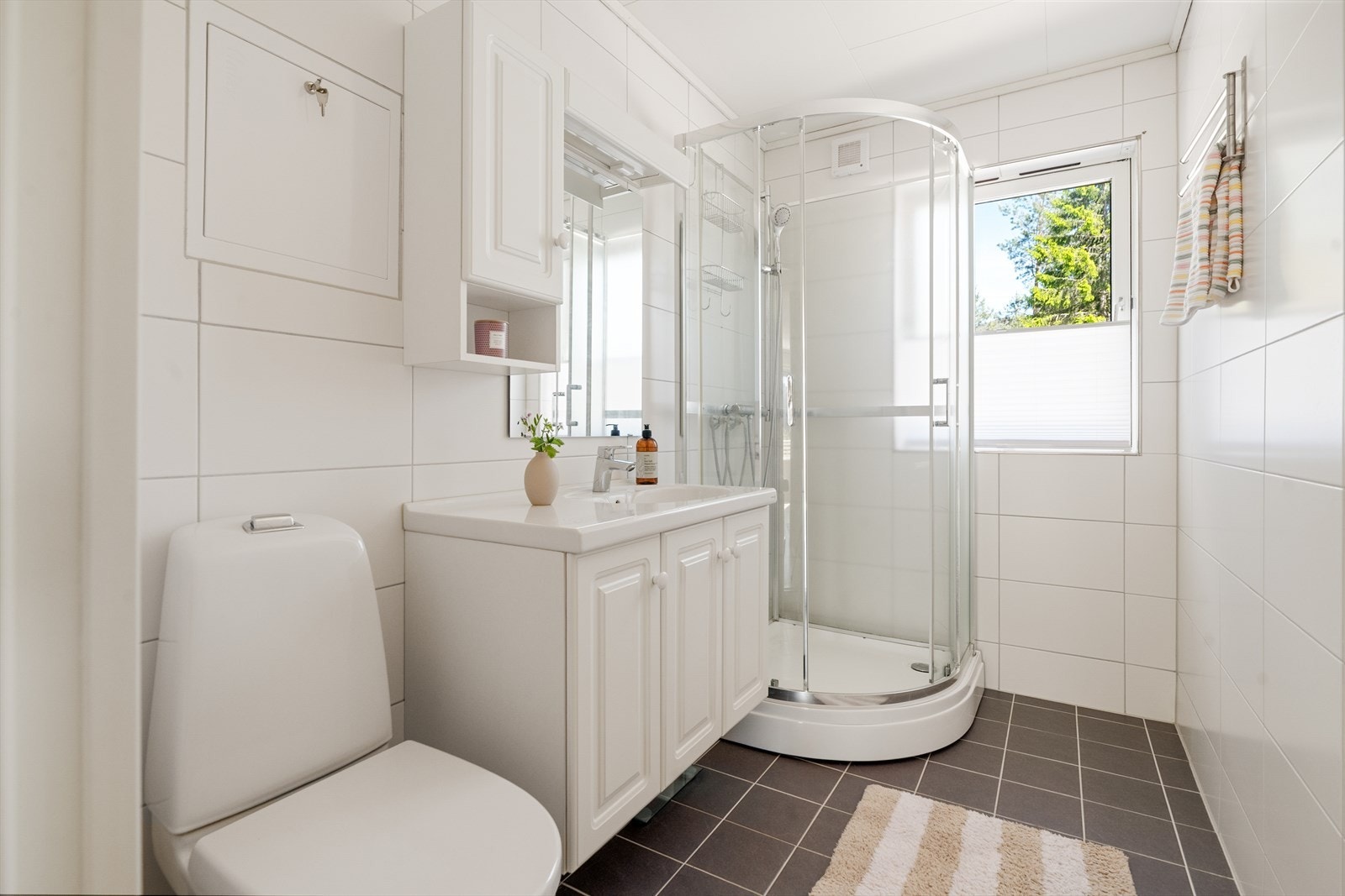 Badet er utstyrt med servantinnredning, gulvmontert toalett og har mekanisk avtrekk. Galleribilde