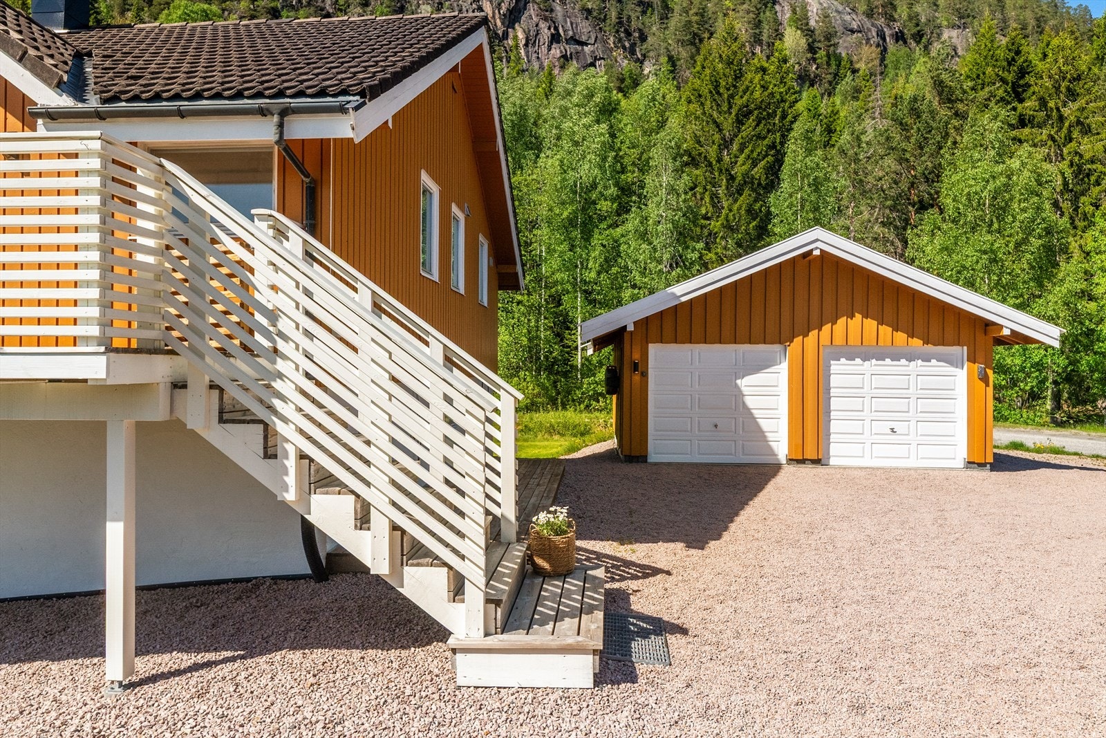 Trapp opp til terrassen og hovedinngangen. Galleribilde