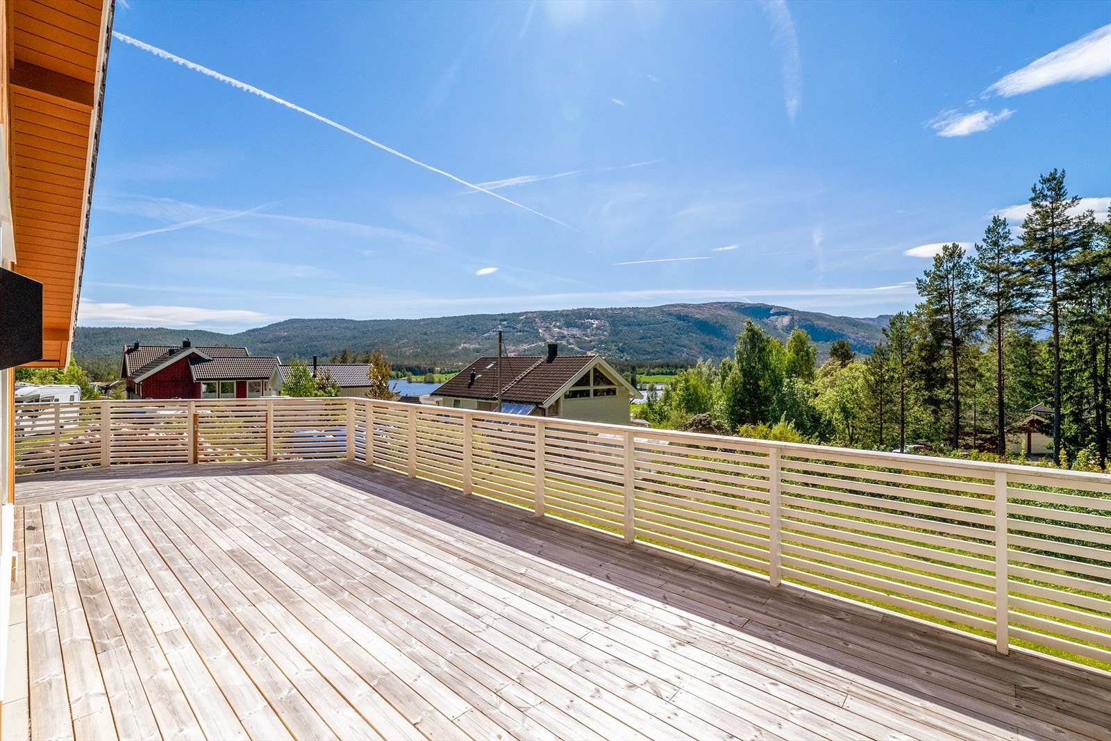 Romslig enebolig med stor terrasse og eiertomt på over 1,3 mål | Garasje og uthus Galleribilde