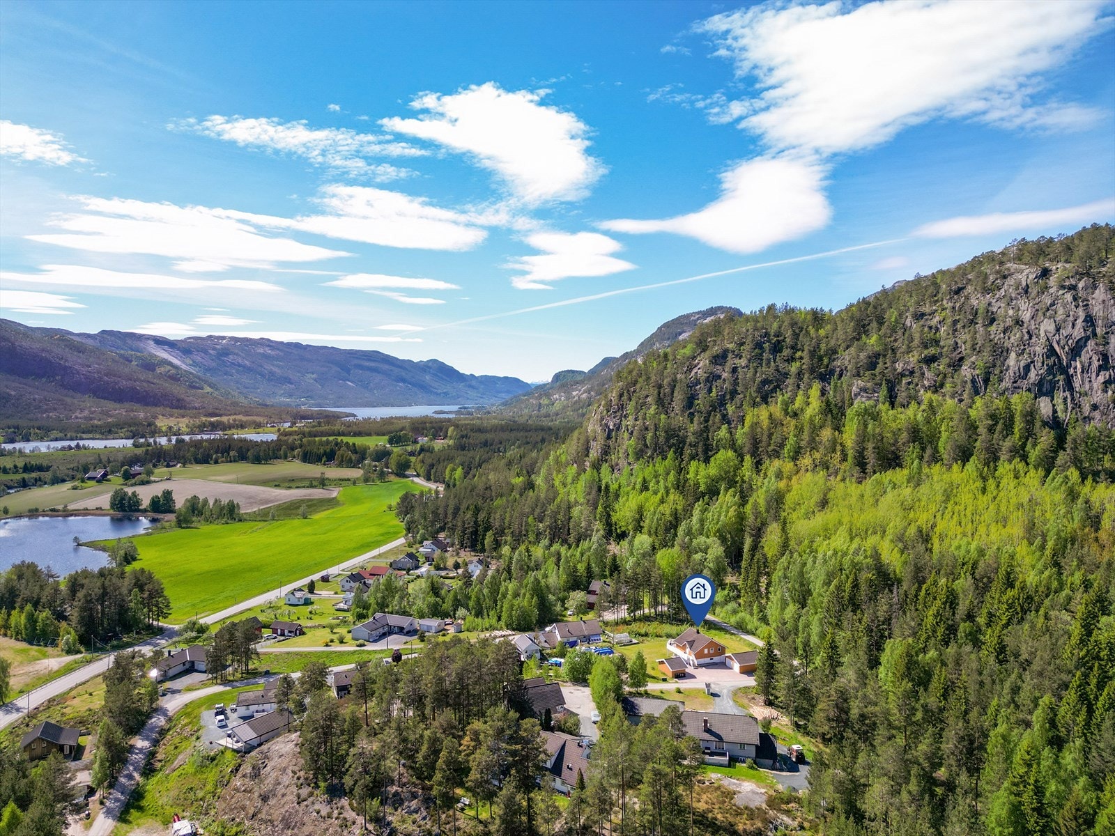 Området byr på flotte naturopplevelser året rundt, med kort avstand til både Nisser og Vråvatn med gode muligheter for bading og fisking. I tillegg finnes et rikt turterreng med skogsstier og fjellturer rett i nærheten. Galleribilde