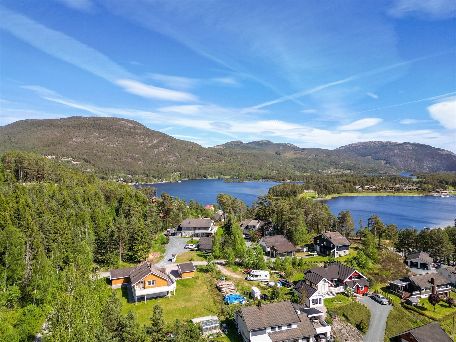 Oversikt over nærområdet med spredt bebyggelse og flotte naturomgivelser. Galleribilde
