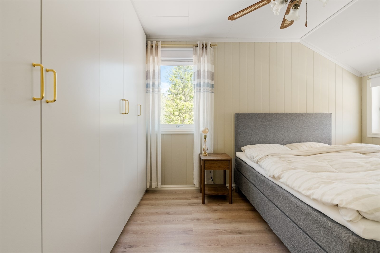 Rikelig med oppbevaringsplass i garderobeskap på soverommet. Galleribilde