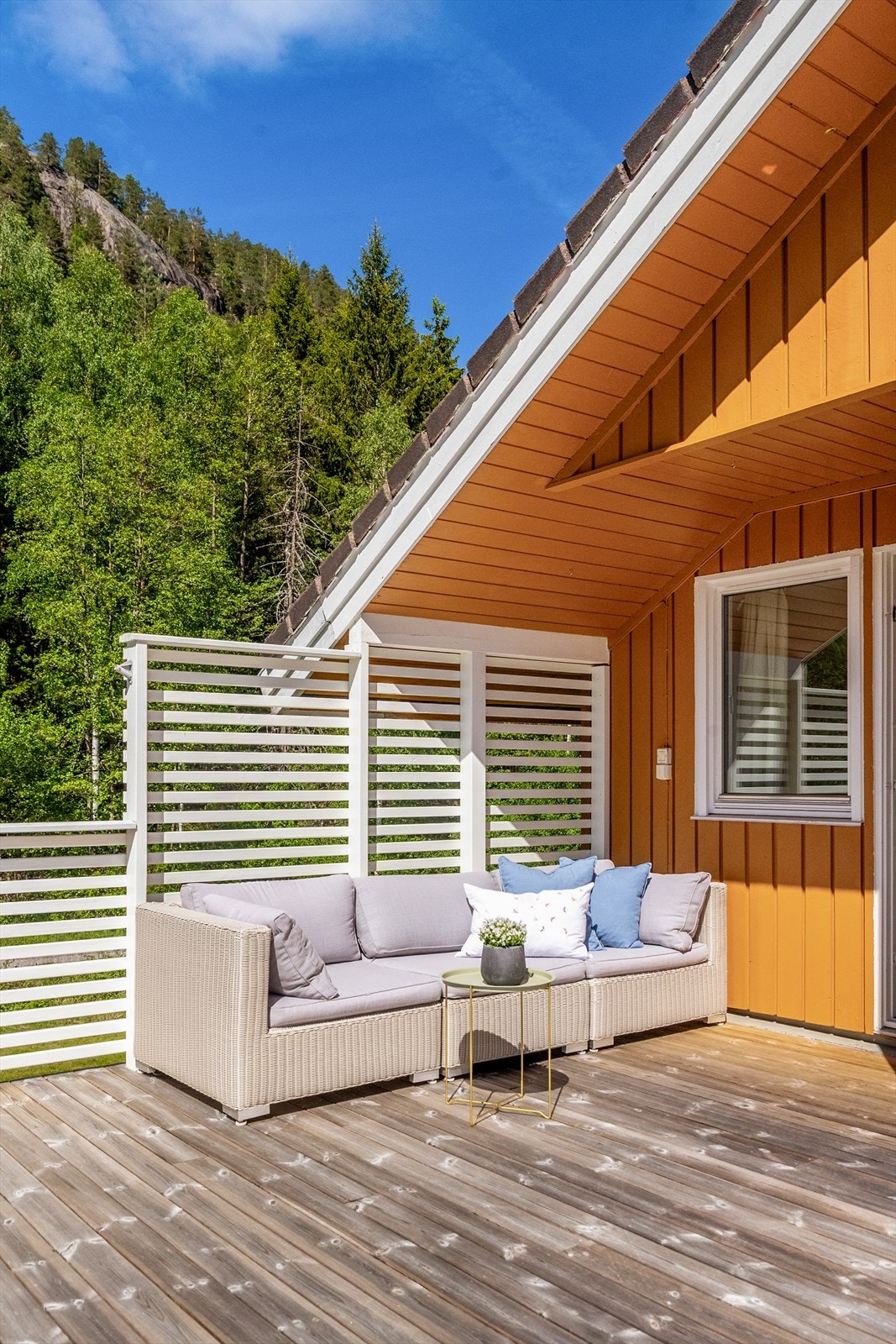 En skjermet krok på terrassen, perfekt for en sofagruppe. Galleribilde