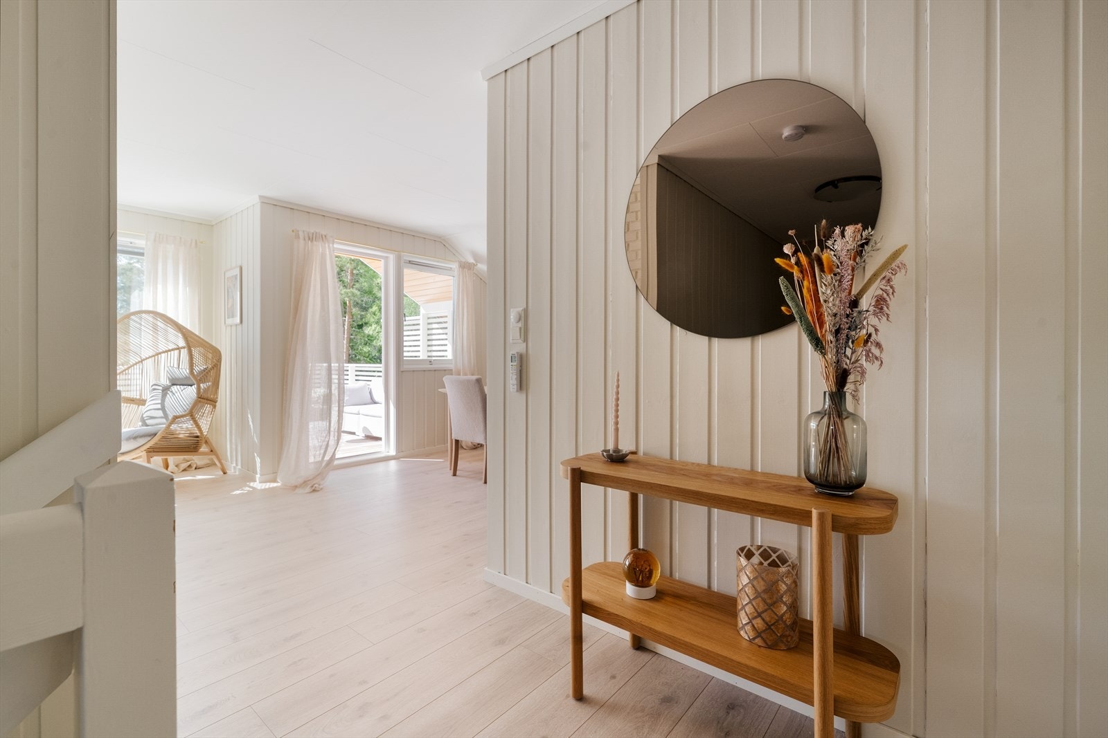 Fra gangen åpner boligen seg opp mot stuen og spisestuen. Trappen ned til kjelleren er plassert her. Galleribilde