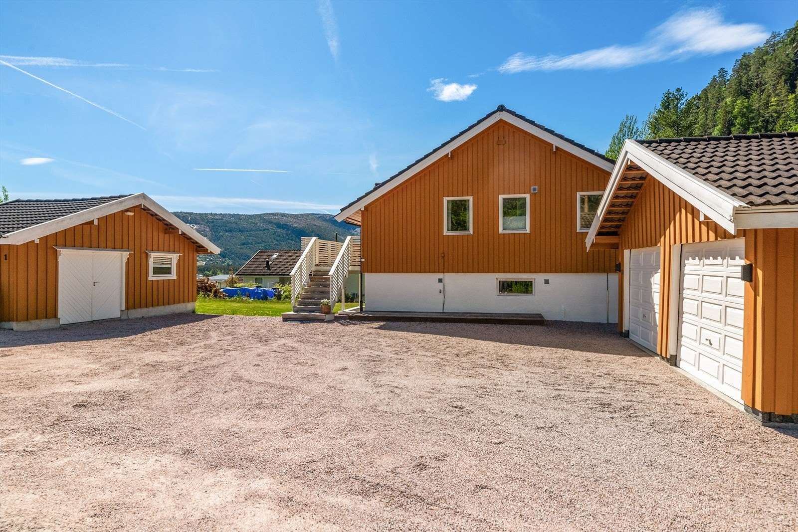 Eiendommen inkluderer en garasje og et separat uthus. Galleribilde