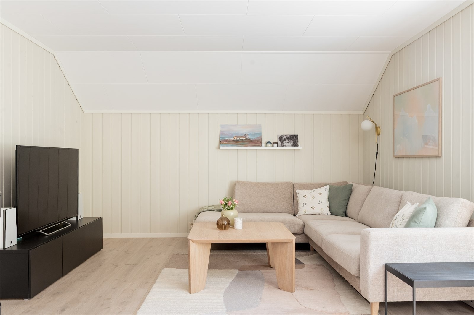 Stuen har plass til en romslig sofagruppe. Galleribilde