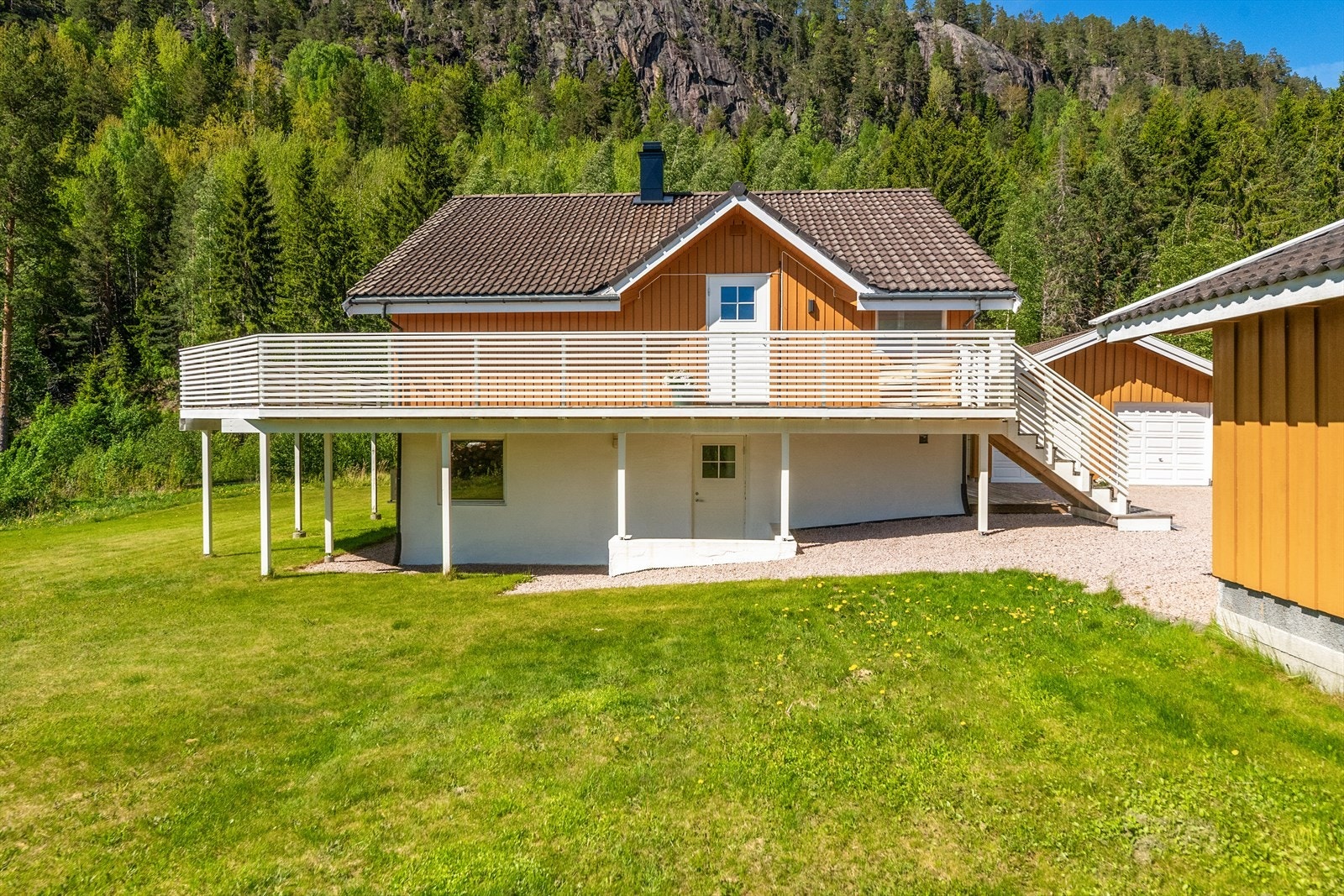 Den store terrassen på 62 m² omkranser deler av huset og gir rikelig med plass for utemøbler og sosiale soner. Galleribilde