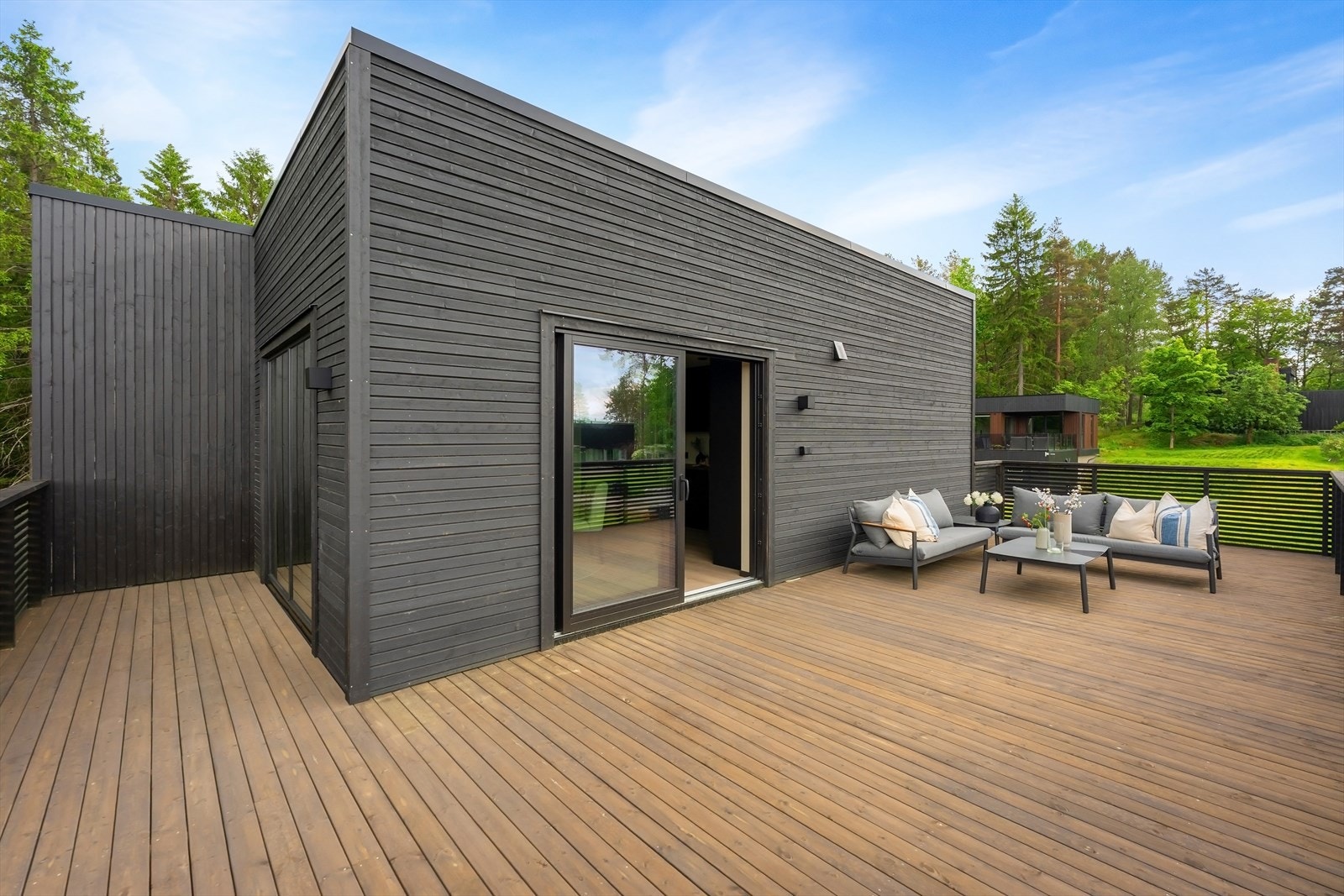 Stor terrasse på 43 kvm med utgang fra kjøkken. Galleribilde