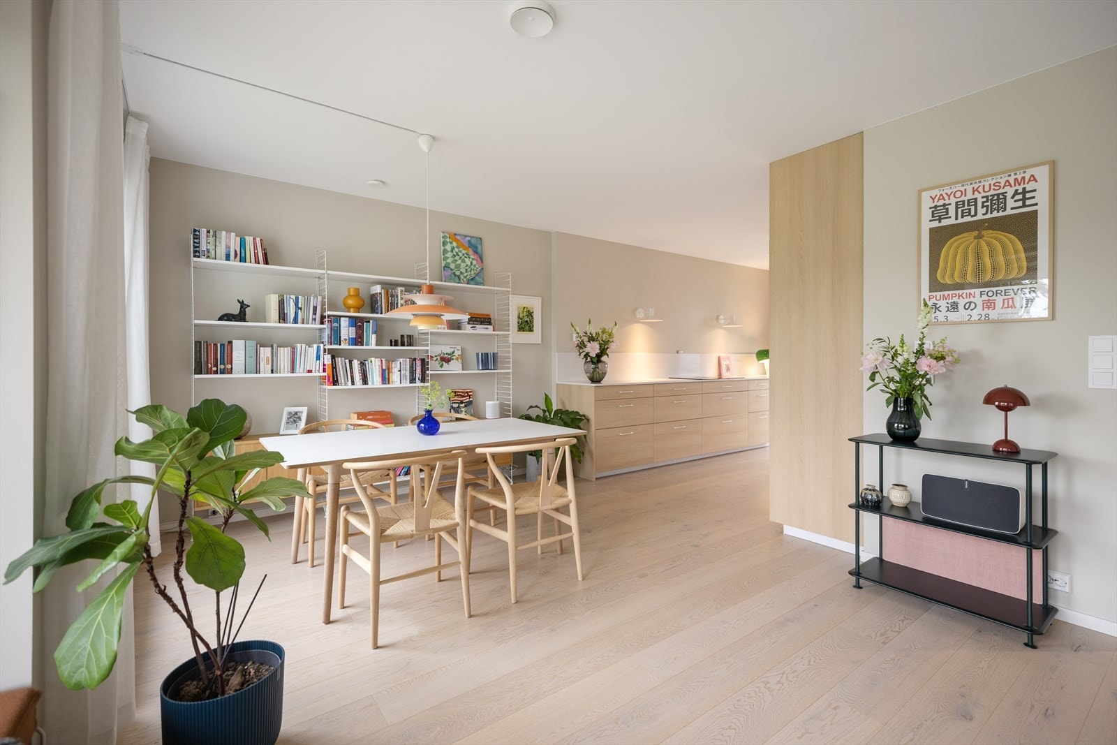 Rommet har en gjennomgående høy standard med enstavs Kährs Eik Antium parkett og listfrie overganger som gir et rent og eksklusivt uttrykk. Galleribilde
